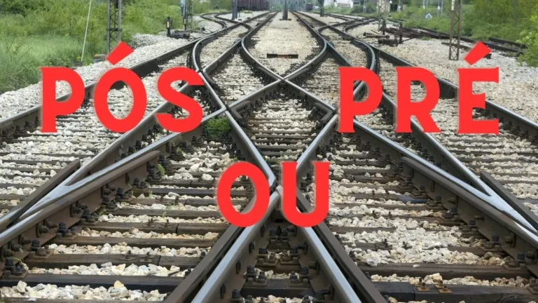 Pessoa escolhendo entre dois caminhos seguros, representando a dúvida entre pré e pós-fixado