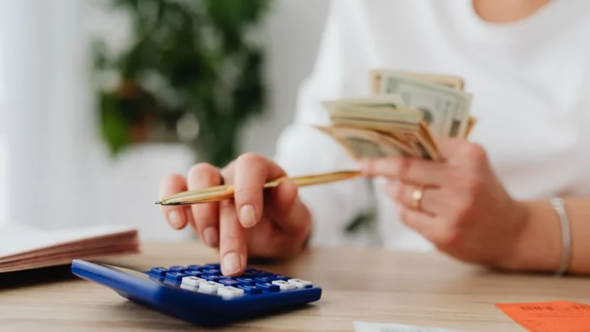 Organização financeira com divisão de gastos e investimentos
